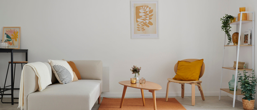 Home staging dans maison à Bouguenais. Salon avec canapé beige fauteuil bois tapis table basse harmonie de couleur par AntePostea
